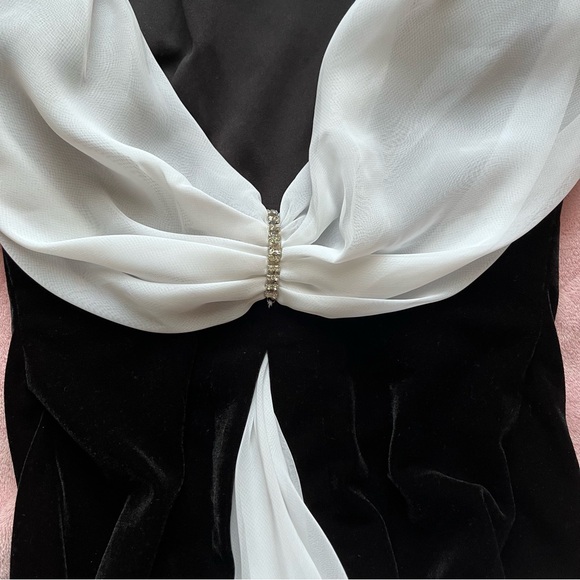 Vintage black velvet dress - Picture 7 of 7